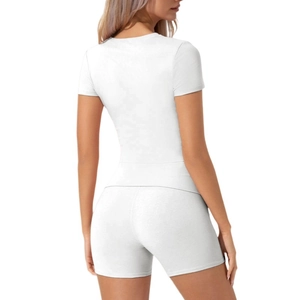 Vista posteriore di un set sportivo bianco con top a maniche corte e pantaloncini
