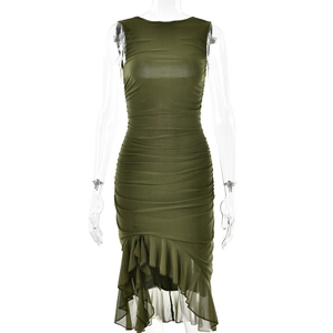 Robe mi-longue sans manches vert olive avec fronces et ourlet asymétrique à volants