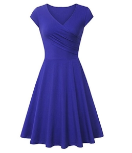 Détail du col en V et du plissé à la taille de cette robe bleu roi élégante et fluide