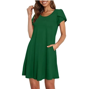 Détail de robe vert foncé avec col rond, manches tulipes et poches latérales pratiques