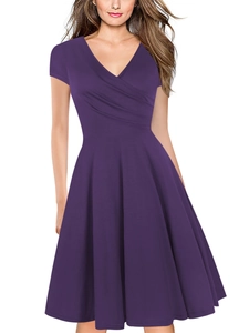Détail de robe violet foncé à col en V avec jupe évasée et taille plissée élégante