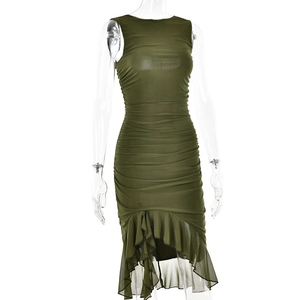 Vue détaillée d'une robe sans manches vert olive avec tissu froncé et ourlet à volants