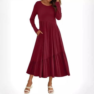 Robe longue évasée à manches longues rouge bordeaux avec poches latérales et col rond