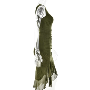 Détail d'une robe froncée vert foncé avec ourlet asymétrique en mesh sur mannequin