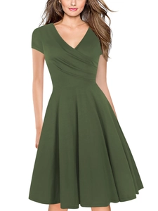 Détail du décolleté en V croisé élégant et des plis raffinés sur cette robe vert foncé