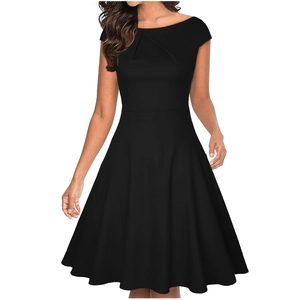 Détail de la taille ajustée et de la jupe plissée en ligne A sur cette robe noire élégante