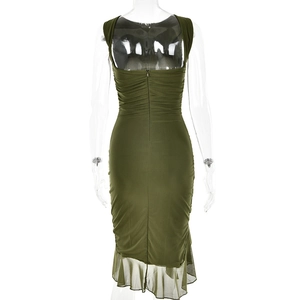 Détails de robe moulante vert olive avec fronces et ourlet en mousseline irrégulier