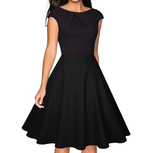 Détail de l'encolure plissée et de la taille cintrée d'une robe noire vintage style Hepburn