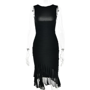 Détails de la robe noire sans manches avec fronces et ourlet asymétrique en tulle léger