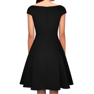 Vue arrière d'une robe rétro noire avec fermeture éclair et taille cintrée ajustée