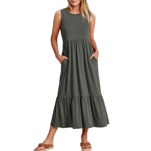Robe longue sans manches gris foncé à col rond et jupe plissée à plusieurs étages