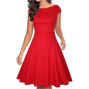 Détail de la robe évasée rouge rétro avec col bateau et plis raffinés sur le devant du buste