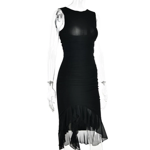 Détail de robe noire sans manches avec texture froncée et ourlet en tulle volanté