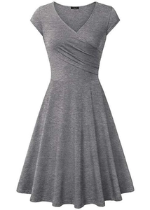 Détail du col en V et du design plissé raffiné sur la robe midi gris anthracite