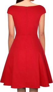 Vue arrière de la robe rouge à épaules dénudées avec fermeture éclair invisible et taille ajustée