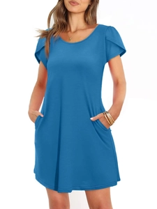Robe décontractée bleu ciel à manches pétales superposées et poches latérales discrètes
