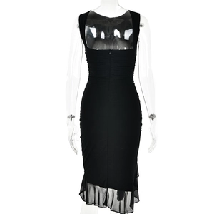 Détail du dos froncé et de la fermeture éclair invisible sur cette robe noire mi-longue