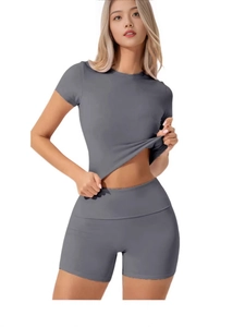 Completo sportivo da donna due pezzi con t-shirt a girocollo e pantaloncini a vita alta