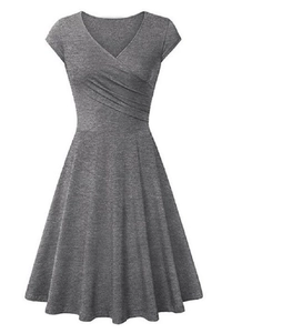 Détail du décolleté en V et des plis à la taille sur la robe grise à manches courtes