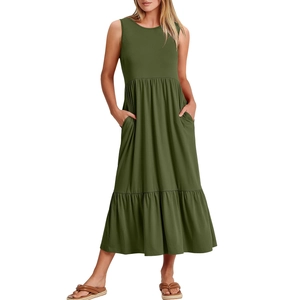 Robe longue sans manches vert olive avec col rond et jupe à plusieurs niveaux froncés