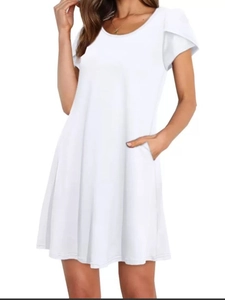 Robe blanche ligne A avec manches pétales, col rond et poches latérales pratiques