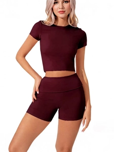 Set sportivo estivo bordeaux da donna con crop top a maniche corte e pantaloncini a vita alta