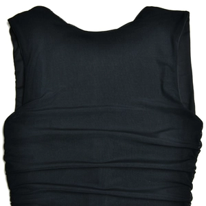 Détail de la robe noire sans manches montrant la texture en maille et le col rond élégant