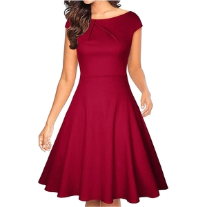 Détail de la robe Hepburn bordeaux avec encolure plissée et silhouette trapèze ajustée