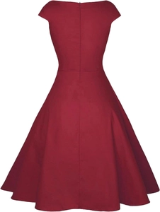 Détail de la fermeture éclair cachée au dos et de la taille de cette robe rouge trapèze