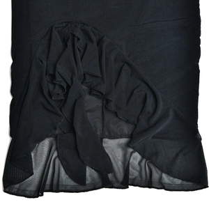 Gros plan sur les volants en maille noire et les détails plissés de la robe midi