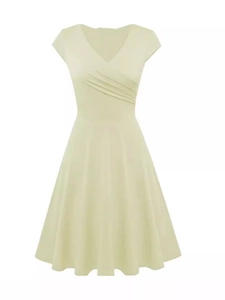 Robe ligne A jaune clair élégante avec col en V et taille plissée raffinée