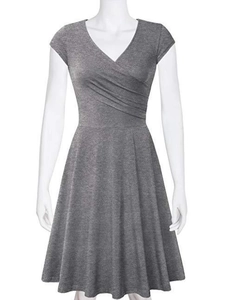 Robe moulante gris foncé à col en V avec détails plissés et jupe évasée en A