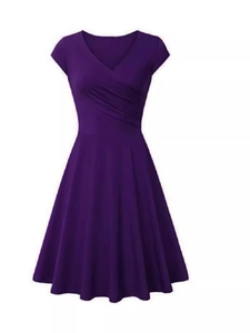 Robe trapèze violet foncé élégante à col en V, manches courtes et taille ajustée