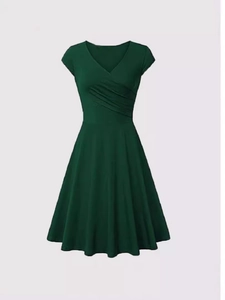 Robe élégante vert foncé à col en V, taille plissée et jupe évasée en ligne A fluide