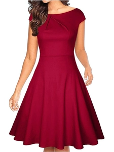 Robe trapèze élégante rouge vin style Hepburn avec encolure plissée et taille ajustée