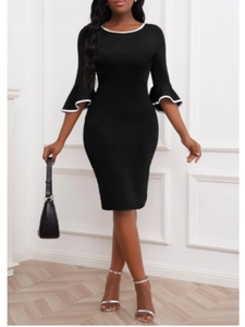 Schlankes schwarzes Midikleid mit weißem Kontrastrand und eleganten Rüschenärmeln