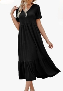 Détail d'une robe noire à col en V et manches courtes avec jupe à volants et poches