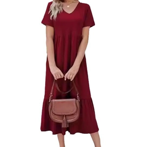 Détail d'une robe longue bordeaux à col en V avec taille plissée et poches pratiques