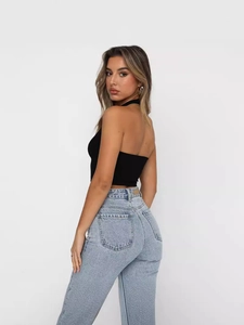 Haut court dos nu noir pour femme avec jean en denim ajusté pour un look d'été chic