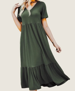 Détail de la robe midi à col en V vert militaire avec manches courtes et poches
