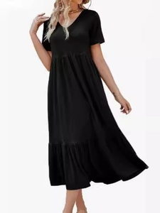 Robe longue noire à manches courtes col en V avec poches et design à plusieurs niveaux