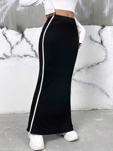 Jupe mi-longue élégante en tricot noir à taille haute avec rayures blanches latérales