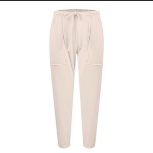 Dettaglio della vita elastica con coulisse e tasche grandi sui pantaloni beige