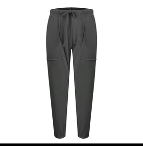 Dettaglio della vita elastica con coulisse e grandi tasche applicate sui pantaloni jogger grigi