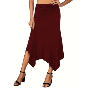 Détail de jupe taille haute bordeaux avec taille plissée et ourlet sirène asymétrique