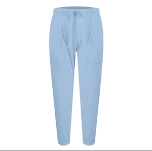 Dettaglio di pantaloni jogger azzurri con vita elastica e grandi tasche laterali