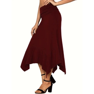 Vue détaillée de la jupe taille haute bordeaux avec taille plissée et ourlet asymétrique