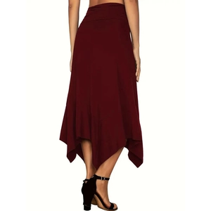 Détail de jupe bordeaux à taille haute avec ourlet asymétrique et design sirène chic