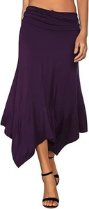 Détail d'une jupe prune à taille haute avec ourlet asymétrique et tissu plissé doux