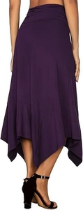 Détail d'une jupe violet foncé à taille haute avec ourlet mouchoir asymétrique